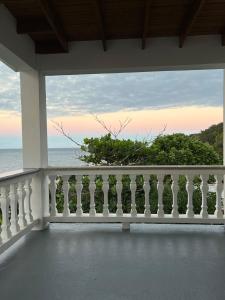 Casa De Arte, Roatan - Beachside Bliss