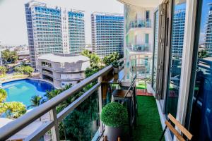 Azure Urban Resort Staycation by Solace Peak 2 bedrooms