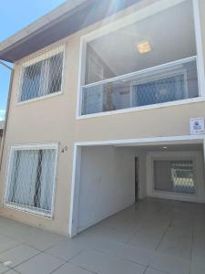 Casa duplex, 400m da praia e 13min do Beto Carrero