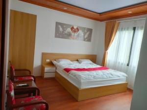 Nhà hàng, nhà nghỉ Hoàng Huy