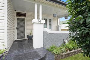 Stylish House 8mins walk to Figtree Grove