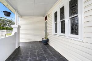 Stylish House 8mins walk to Figtree Grove