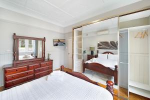 Stylish House 8mins walk to Figtree Grove