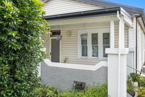 Stylish House 8mins walk to Figtree Grove