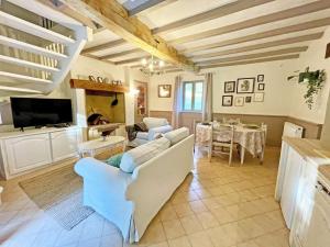 Maisons de vacances Maison de campagne avec piscine privee, 4 personnes - FR-1-824-9 : photos des chambres