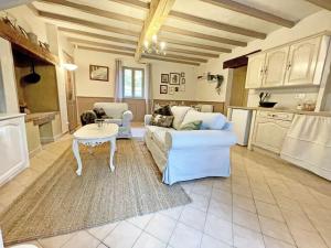 Maisons de vacances Maison de campagne avec piscine privee, 4 personnes - FR-1-824-9 : photos des chambres