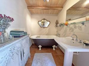 Maisons de vacances Maison perigourdine avec grande piscine pour 4 personnes - FR-1-824-11 : photos des chambres