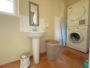 Maisons de vacances Maison perigourdine avec grande piscine pour 4 personnes - FR-1-824-11 : photos des chambres