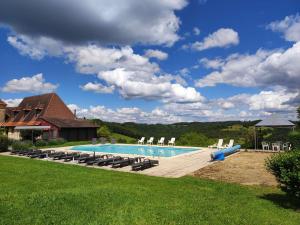 Maisons de vacances Authentique Propriete Perigourdine pour 18 Pers. avec Piscine Chauffee - FR-1-824-13 : photos des chambres