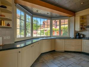Maisons de vacances Authentique Propriete Perigourdine pour 18 Pers. avec Piscine Chauffee - FR-1-824-13 : photos des chambres