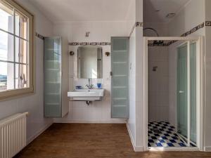 Maisons de vacances Authentique Propriete Perigourdine pour 18 Pers. avec Piscine Chauffee - FR-1-824-13 : photos des chambres