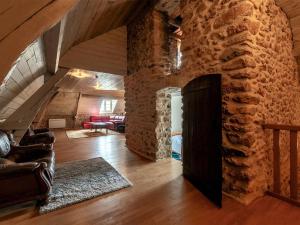 Maisons de vacances Authentique Propriete Perigourdine pour 18 Pers. avec Piscine Chauffee - FR-1-824-13 : photos des chambres