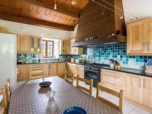 Maisons de vacances Charmante maison en pierre avec piscine privee, 8 personnes, proche des Bastides - FR-1-824-19 : photos des chambres