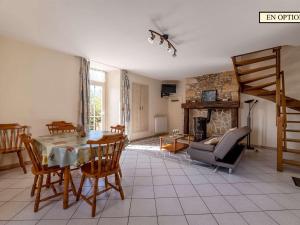 Maisons de vacances Authentique Propriete Perigourdine pour 18 Pers. avec Piscine Chauffee - FR-1-824-13 : photos des chambres