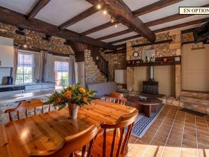 Maisons de vacances Authentique Propriete Perigourdine pour 18 Pers. avec Piscine Chauffee - FR-1-824-13 : photos des chambres