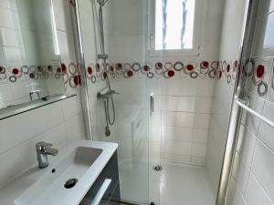 Maisons de vacances Charmante maison avec piscine pour 6 personnes a Tremolat - FR-1-824-17 : photos des chambres