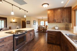 Hood View 30 Day Minimum