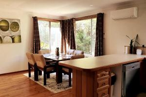 Modern 3BR Home Walk to UOW