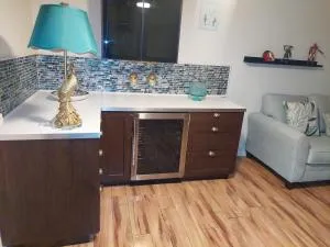 Ogun Suite-Technology Infused Stylish Home - 泽弗希尔斯