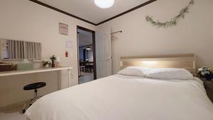 House9 , room3, queen bed4 ,elevator O , hills X, stairs X , 4min from subway and bus station,exclusive space