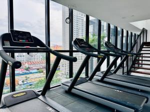 Sea & City View New Condo in Georgetown 3br 10 pax