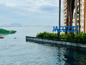 Sea & City View New Condo in Georgetown 3br 10 pax