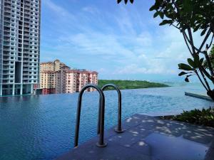 Sea & City View New Condo in Georgetown 3br 10 pax