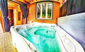 70 percent Off Luxurious Hot Tub,Sauna, 2000Sqft of Private - Toronto