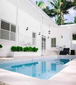 White Cottage Amadeo with Pool and Bonfire - Laurel