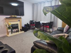 A cosy room with a king-sized bed & Netflix TV