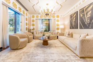 Near Beach 5BR and Assistant Room Villa with Private Pool and Balcony, Jumeirah Zabeel Saray Villa, Palm Jumeirah by Deluxe Holiday Homes