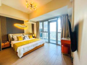 Luxury 2BR Penthouse Across Uptown BGC I Modern