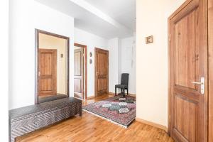 City Center apartment, 8