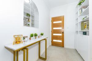 Mins to Mall Convenient 3Beds Classic Charm Home