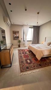 Luxury Three Bedroom Apartment with Trans