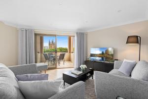 Stylish 2-Bed Camperdown Apartment with Balcony