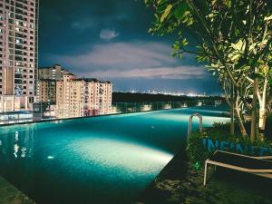 Rooftop Penang View & infinity pool suite apartment 3br 10 pax