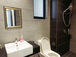 Rooftop Penang View & infinity pool suite apartment 3br 10 pax