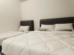 Rooftop Penang View & infinity pool suite apartment 3br 10 pax