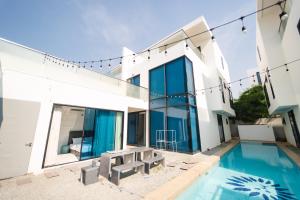 D9 TagVilla Palm Spring Villa in Pattaya 8 Bedroom