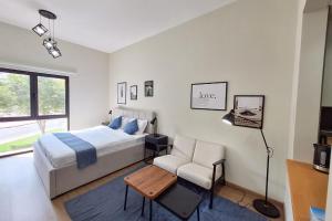 Modern Renovated Studio Building 197 - 5 Min Walking from Metro and Pavilions
