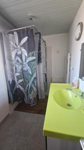 Maisons de vacances Gite ORCHIDEE au domaine les tournesols : photos des chambres