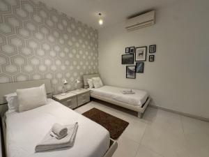 Giuliani Seafront 12