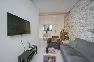 VIEUX MURS - Brand new flat for 4, AC, WIFI center old Antibes