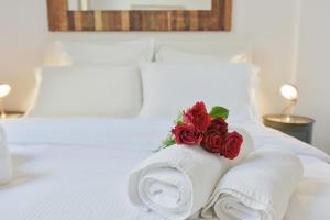 VIEUX MURS - Brand new flat for 4, AC, WIFI center old Antibes