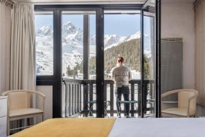 Privilege Double Room with Balcony - Lake View room in Mercure Courchevel 1850