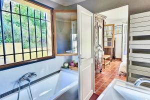 Villa 4 bedrooms for 8 People with Heated Pool 4km from Aix Center, Agarrus Aix