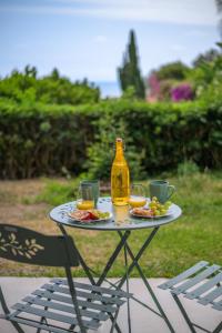 Appartements Les Miradors, charmant appartement de 2 chambres en RDC, jardin privatif, piscine, vue mer et parking : photos des chambres