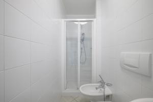 Appartements Les Miradors, charmant appartement de 2 chambres en RDC, jardin privatif, piscine, vue mer et parking : photos des chambres