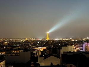 Terrasse avec vue magique sur tout Paris